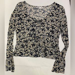 Hollister shirt Women’s medium long sleeve black, daisy floral bows ruffle waist